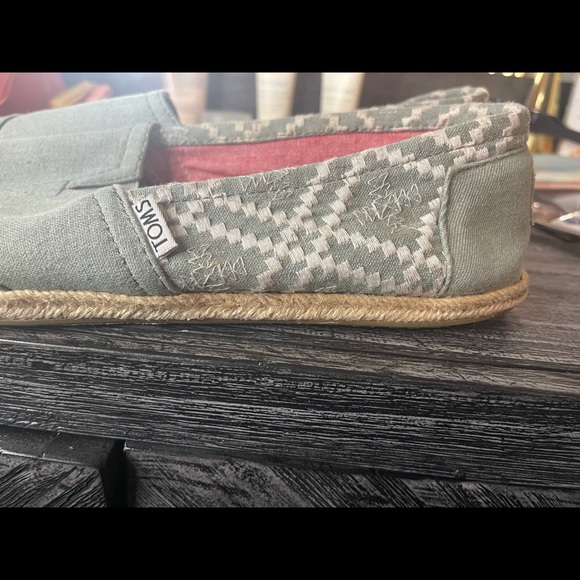 Light green size 11 Toms. Some wear but good condition. - Picture 2 of 3
